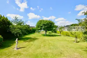 EINFAMILIENHAUS-ENSEMBLE AUF EINEM PARKÄHNLICHEN GRUNDSTÜCK MIT MASSIVEM GARTENHAUS – Segeberg (Kreis) – Vorschaubild 7
