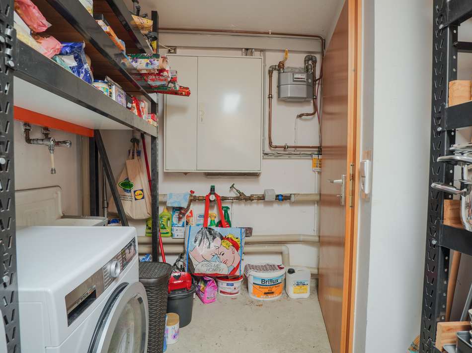 Waschküche und Vorräte
