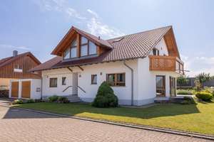 Familienhaus - Solides, gepflegtes und sonniges 2-Familienhaus mit großem Garten in schöner Dorflage – Die vollständige Adresse der Immobilie erhältst du vom Anbieter., 78727 Oberndorf am Neckar – Vorschaubild 3