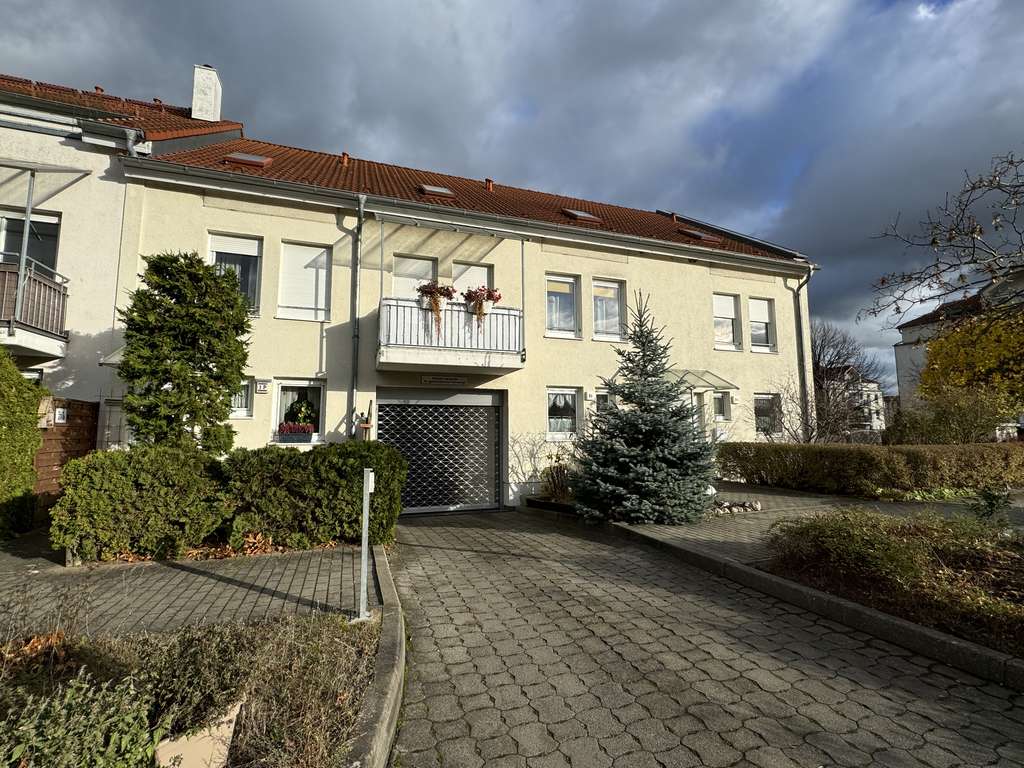 Immobilie in Michendorf - Exklusive Maisonettewohnung I Reihenhaus I Terrasse I Garten I 3 Balkone I Tiefgarage - Bild 1