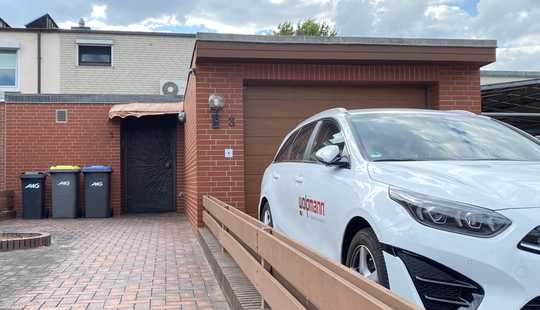 Bild von Reihenhaus in schöner Wohnstraße 
mit zwei Garagen