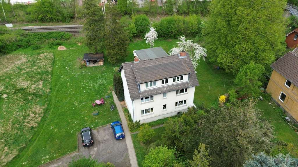 Gepflegtes Mehrfamilienhaus mit Bauland