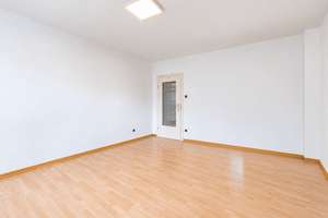 Ginnheim! Durchdachte 3-Zimmer mit Balkon, Einbauküche, Klimaanlage und optionalem Stellplatz – 60431 Ginnheim, Frankfurt am Main – Vorschaubild 3