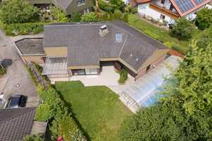 Bereit für frischen Wind: Großzügige Unternehmervilla im 70er-Stil mit Pool und Doppelgarage – Ludwigsburg (Kreis) – Vorschaubild 1