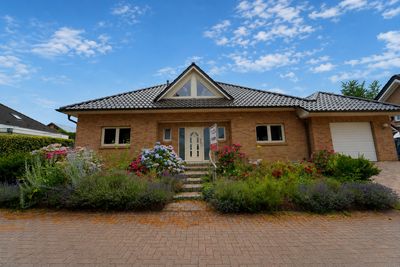 Großzügiger Bungalow mit Souterrain, Garage und sonnigem Südgarten – ruhig gelegen in Elten