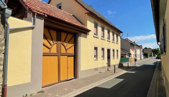 Bild von EUPORA® Immobilien: Ehemaliger Bauernhof mit Hof, Scheuen und Garten in Gauersheim.