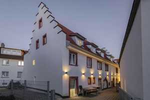 Historisches Mehrfamilienhaus mit Charme und Rendite: 5 Wohneinheiten in kernsaniertem Kulturdenkmal – Emmendingen (Kreis) – Vorschaubild 1