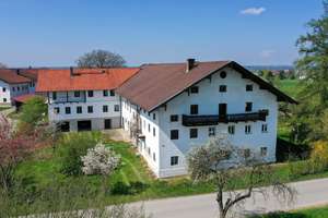 Ehemalige Hofstelle mit Nebengebäuden, Stallungen und Wohnhausanbau in ruhiger Weilerlage – Die vollständige Adresse der Immobilie erhältst du vom Anbieter., 83556 Griesstätt – Vorschaubild 2