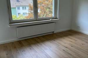 Blick ins Grüne: komplett sanierte 2-Zimmer-Wohnung mit Balkon – Fischweiher 20-32, 45307 Kray, Essen – Vorschaubild 1