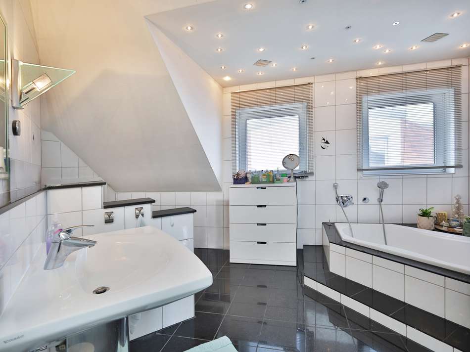 Großes Master-Bad im Dachge...