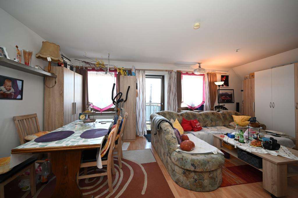 Immobilie in Berg b.Neumarkt i.d.OPf. - Attraktive, vermietete Wohnung 
mit sehr gutem Grundriss!  
   Berg - Zentrum - Bild 1