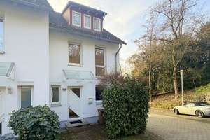 Königstein: 5 Zi.-Doppelhaushälfte mit Garten und 2 PKW-Stellplätzen *frisch renoviert*   – Die vollständige Adresse der Immobilie erhältst du vom Anbieter., 61462 Königstein im Taunus – Vorschaubild 1