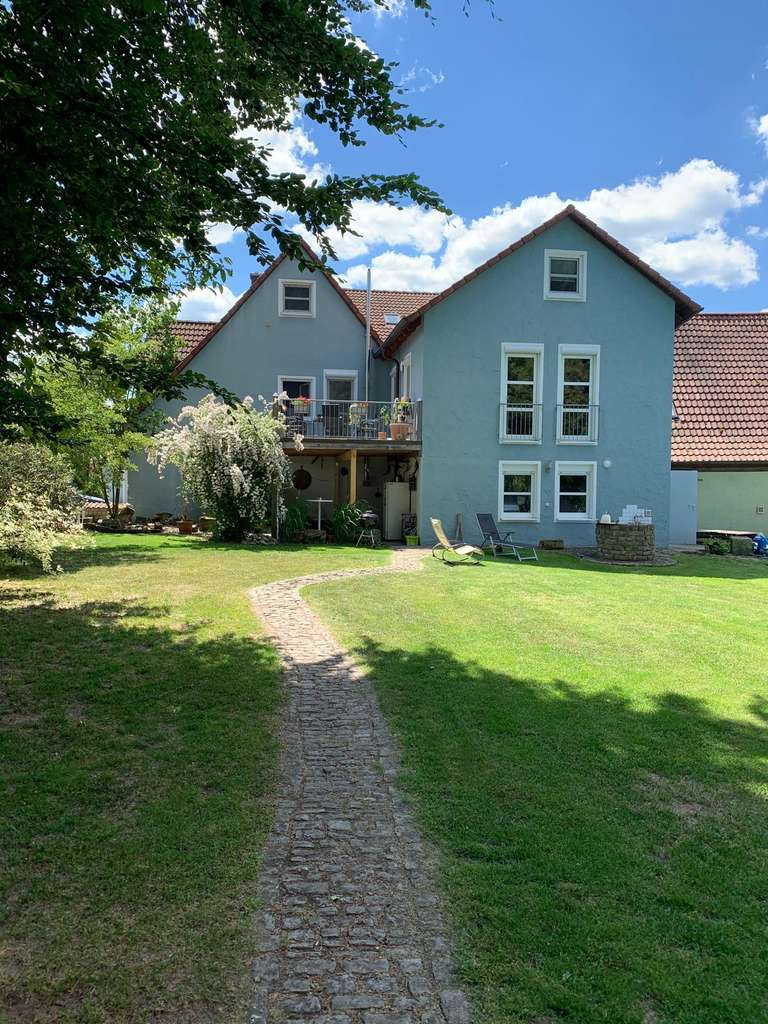 Immobilie in Wiesentheid - Mehrgenerationenanwesen mit 2 Wohnhäusern auf großzügigen Grundstück - Bild 0