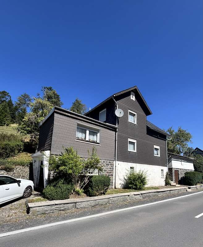 Wer traumhaft im Grünen wohnen möchte - Einfamilienhaus mit Garage und Nebengebäude, Sonneberg Kreis – Bild 1