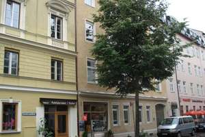 Helle, und ruhige, 2-Zimmer-Altbauwohnung mit sep. Wohnküche mit EBK in München-Lehel