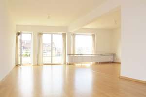 Im begehrten Szene-Viertel: Sonnige, vermietete Dachgeschoss-Wohnung  mit Aufzug + Sonnenbalkon