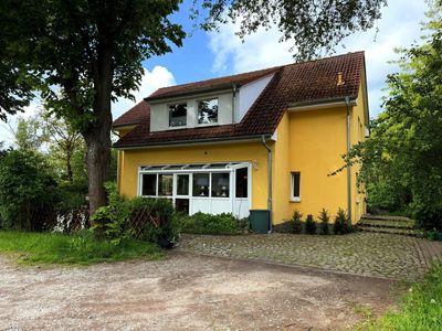 Großzügig wohnen im Grünen: Freistehendes Haus mit 9 Zimmern und 220 m² Wohnfläche!
