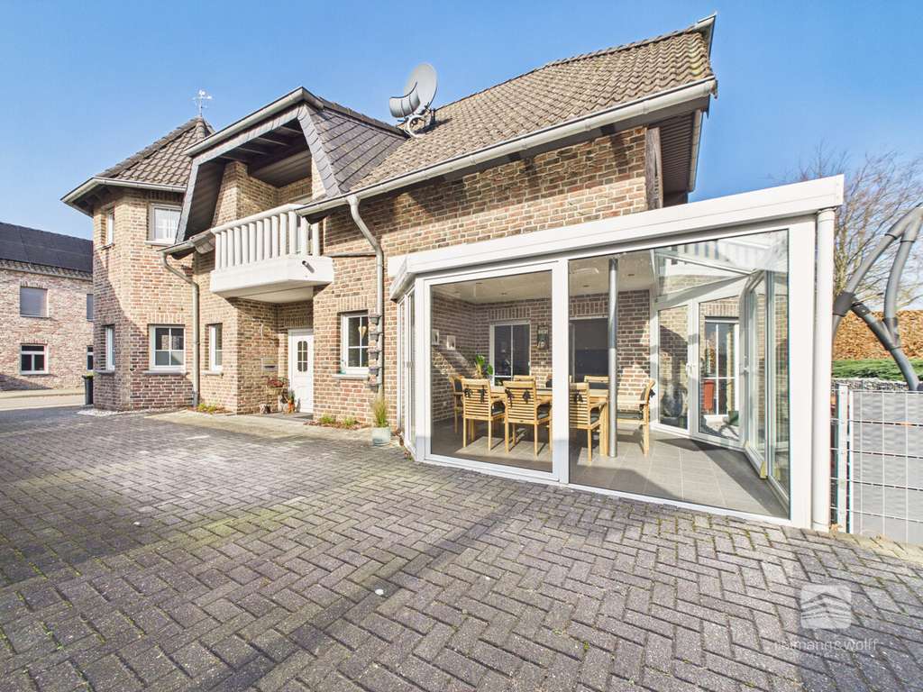 Immobilie in Waldfeucht - REIMANN&WOLFF Waldfeucht-Haaren: "Stilvolles Wohnen. Gartenidylle mit Pool und Weitblick." - Bild 2