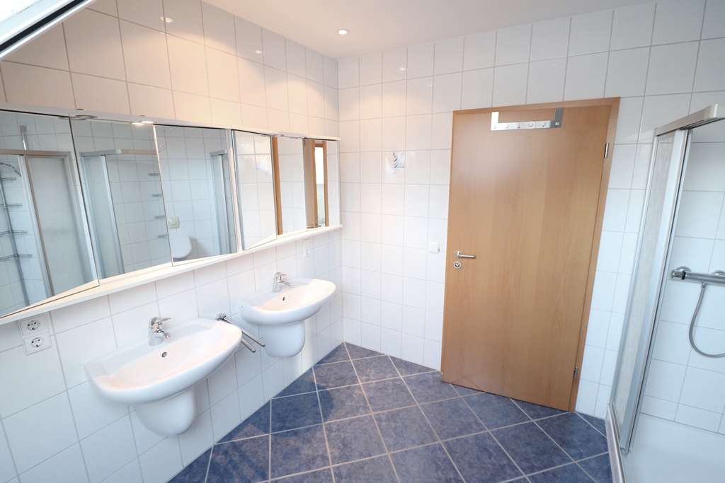 Immobilie in Cloppenburg - Schickes, topgepflegtes Zweifamilienhaus mit Garagen- und Geräteanbau sowie schönem Garten - Bild 0