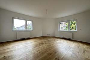 Erstbezug nach Modernisierung, Helle 3 Zimmer Wohnung mit großer Loggia und neuer Einbauküche