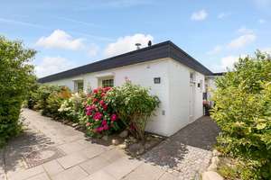 Wohnen mit Privatsphäre – Stilvoller Atrium-Bungalow in Hamburg-Sasel – Die vollständige Adresse der Immobilie erhältst du vom Anbieter., 22393 Sasel, Hamburg – Vorschaubild 1