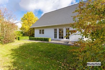Freistehendes Einfamilienhaus, Doppelgarage, Garten