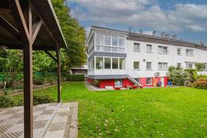 Modernisiertes Dreifamilienhaus mit großem Garten und Garagen!