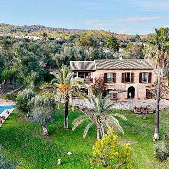 Diese außergewöhnliche Landvilla steht zum Verkauf in Vilafranca de Bonany und besticht durch ihre g