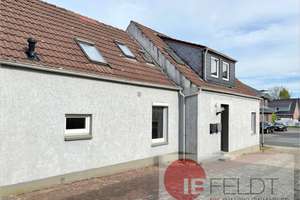 Wohnhaus + Garage | 2 Wohnungen für Familie, WG, Wohnen/Arbeit, Vermietung oder Einfamlienhaus-Umbau – Die vollständige Adresse der Immobilie erhältst du vom Anbieter., 26409 Wittmund – Vorschaubild 2