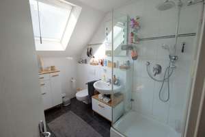 Wohnen mit Charakter: Helle 3-Zimmer-Dachgeschosswohnung in Eschborn