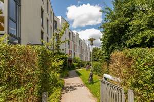 Städtisches Refugium: Erdgeschosswohnung mit eingezäuntem Garten und 2 TG-Stellplätzen