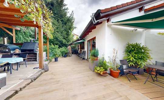 1 Familienhaus mit Einliegerwhg., 4 Garagen inklusive Grundstück mit großzügigem Baufenster