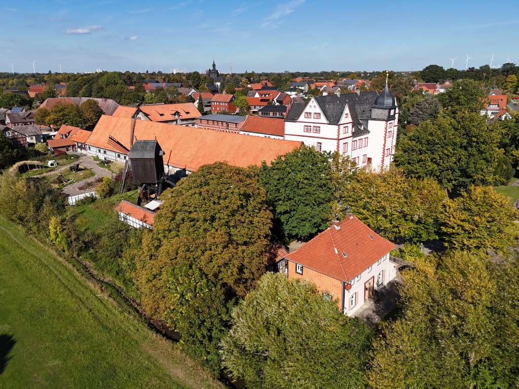 Wohnen mit Geschichte: Freistehendes Haus am Schloss Salder mit direktem Bachzugang