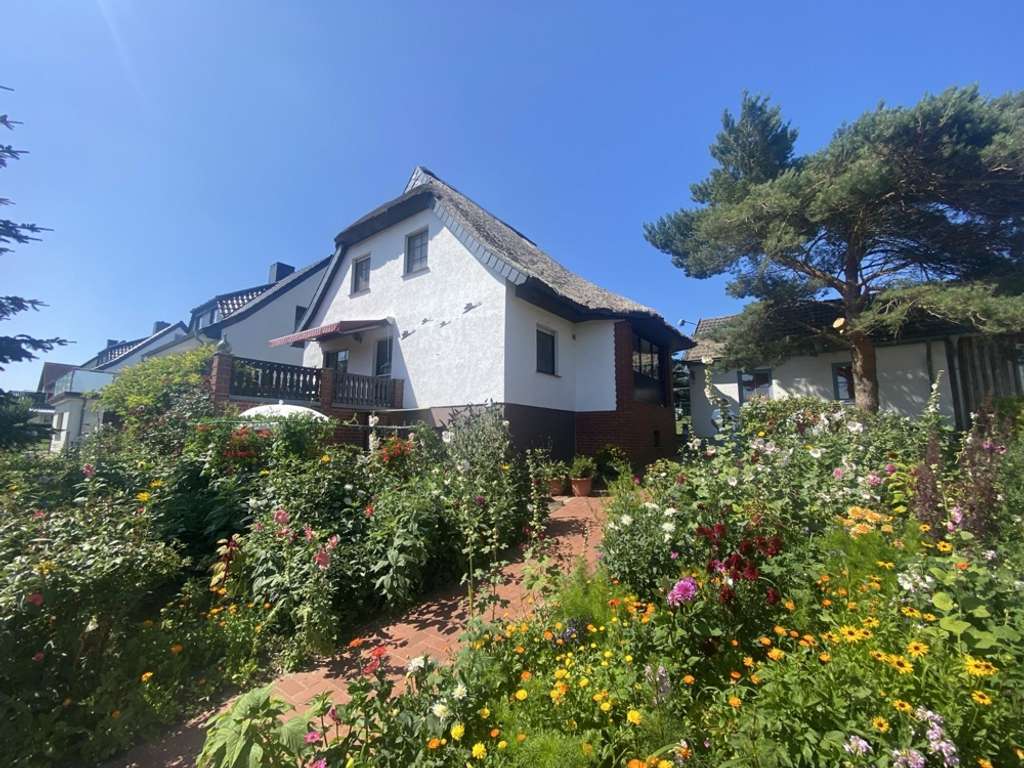 Immobilie in Insel Hiddensee - Inselfeeling pur – idyllisches Reetdachhaus mit 2 zusätzlichen Ferienwohnungen, Sauna & Nebengelass  - Bild 1