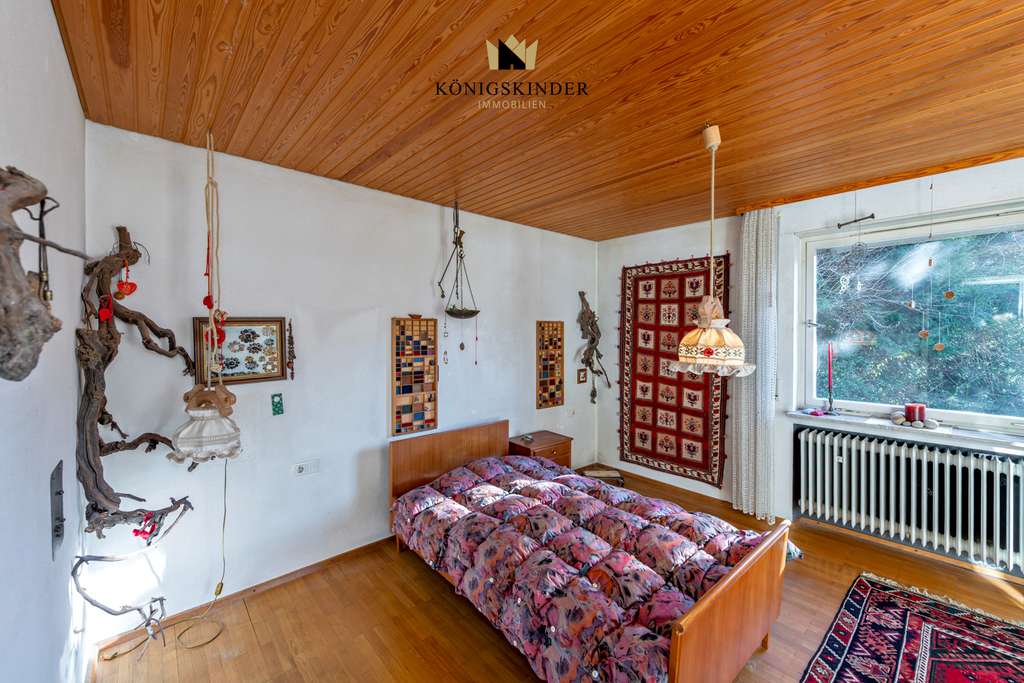 Immobilie in Bad Urach - Riesiges Anwesen in fantastischer Lage! EFH mit ELW mit großem Garten, fantastischer Aussicht - Bild 4