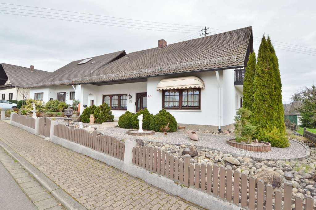 Immobilie in Nalbach - Freistehendes Ein- bis Zweifamilienhaus mit Garage in Top Lage von Nalbach - Bild 0