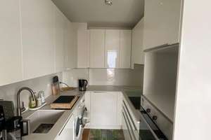 Lichterfüllte 3-Zimmer ETW mit außergewöhnlichem Grundriss und großzügigem Westbalkon im 1.OG! – Hallstätter Str. 12, 81249 Lochhausen, München – Vorschaubild 4
