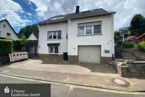 Hellenthal: Freistehendes Zweifamilienhaus mit großem Grundstück und Garten! 360° Begehung – Die vollständige Adresse der Immobilie erhältst du vom Anbieter., 53940 Hellenthal – Vorschaubild 1