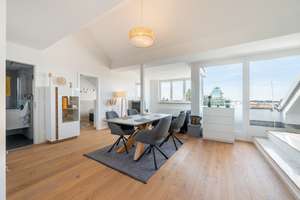 Aigner - Lichtdurchflutete 2-Zimmer-Dachgeschosswohnung mit sonnigem Balkon in Laim – Die vollständige Adresse der Immobilie erhältst du vom Anbieter., 80686 Friedenheim, München – Vorschaubild 1
