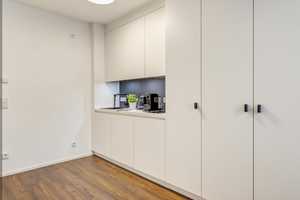 Stilvoll möbliertes, geräumiges 1-Zimmer-Apartment mit EBK und Balkon in Schwabing, München – Leopoldstr. 204, 80804 München – Vorschaubild 7