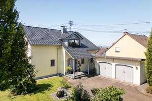Simmern - Hochwertig ausgestattetes Ein-Zweifamilienhaus mit viel Platz für die große Familie – Die vollständige Adresse der Immobilie erhältst du vom Anbieter., 56337 Simmern – Vorschaubild 1
