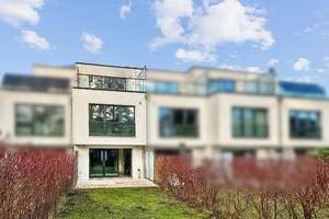 Modernes Reihenmittelhaus mit Dachterrasse und Garten in Hamburg Duvenstedt