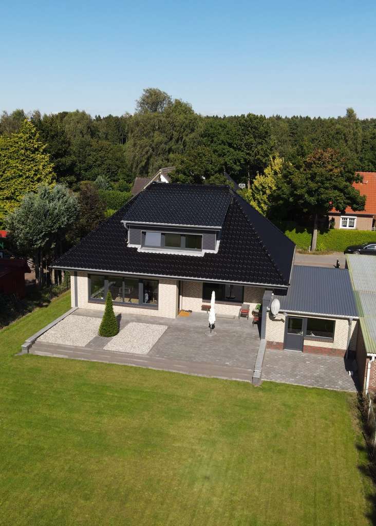 Gepflegtes Wohnhaus in guter, ruhiger Süd-Lage, 2023 Dach und Fenster neu, Garage, Vollkeller