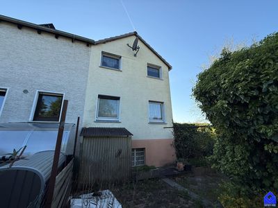 Fast zum Grundstückswert - Renovierungsbedürftige DHH als 2-FH, unterkellert auf 1.077 m² Grundstück