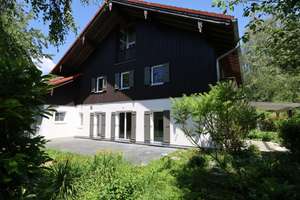 Familientraum: Charmantes Haus im alpenländischen Stil mit viel Platz und idyllischem Garten