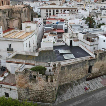 HAUS IM HISTORISCHEN ZENTRUM VON TARIFA AN DER MITTELALTERLICHEN STADTMAUER