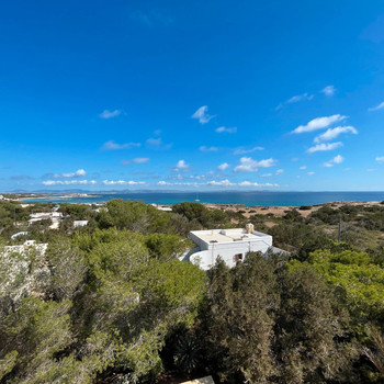 Haus mit Apartment, Pool und Meerblick zwischen Es Pujols und Punta Prima gelegen