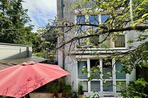 Modernes Wohnen im Haus-im-Haus-Konzept (REH-Charakter) mit großem Garten in Bestlage von Weilimdorf