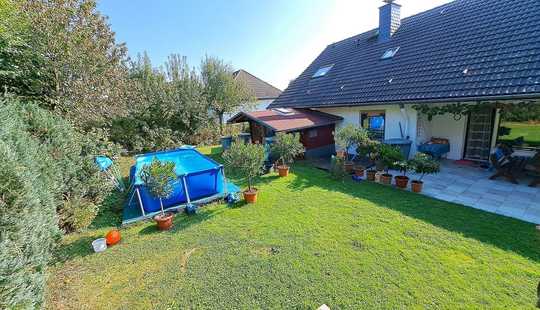 Bild von Zweifamilienhaus mit Sauna, Kamin und Einliegerwohnung in naturnaher Taunuslandschaft