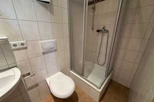 Laminat / im 2. OG / Bad mit Dusche – Ebersdorfer Straße 35, 9131 Chemnitz – Vorschaubild 8